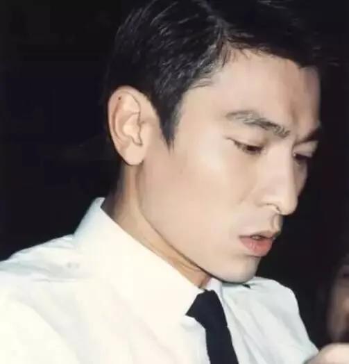 看了香港三个不同年代的顶流男星，发现港娱的审美眼光真的已经没落了！
图5和图6为