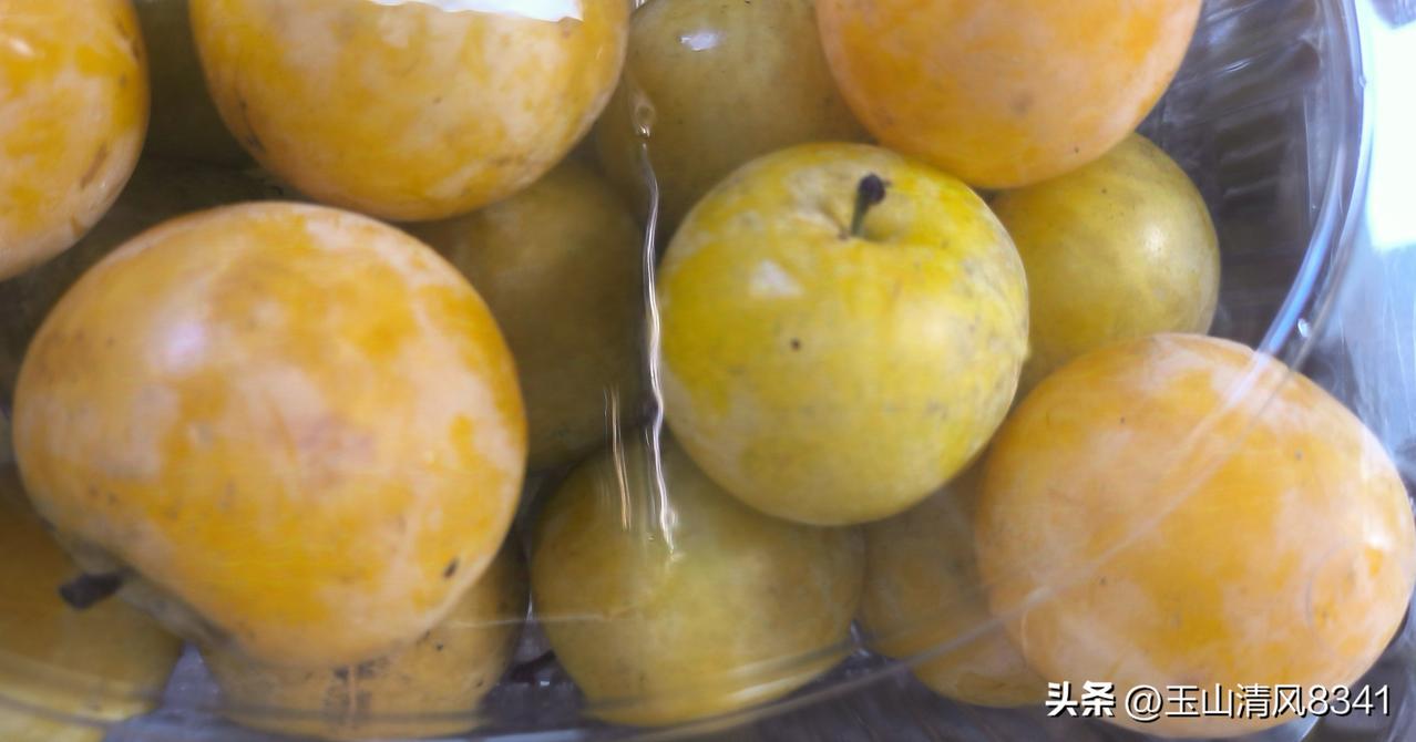 夏日生活打卡季李子好吃色彩调和。