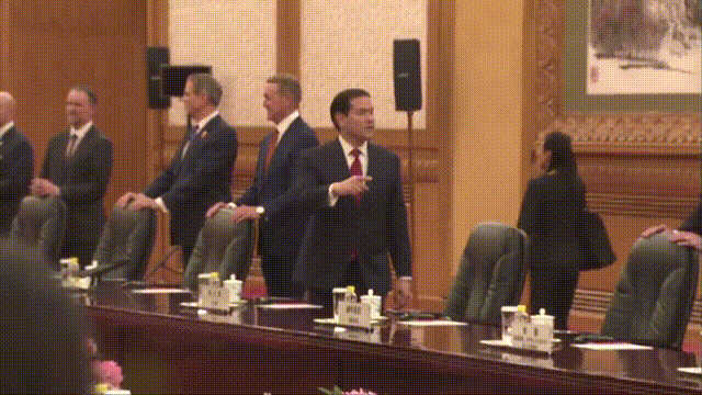 国务卿鲁比奥第一次来中国，感到啥都很新奇，他在会议室里不停抬头去看天花板，还给赫