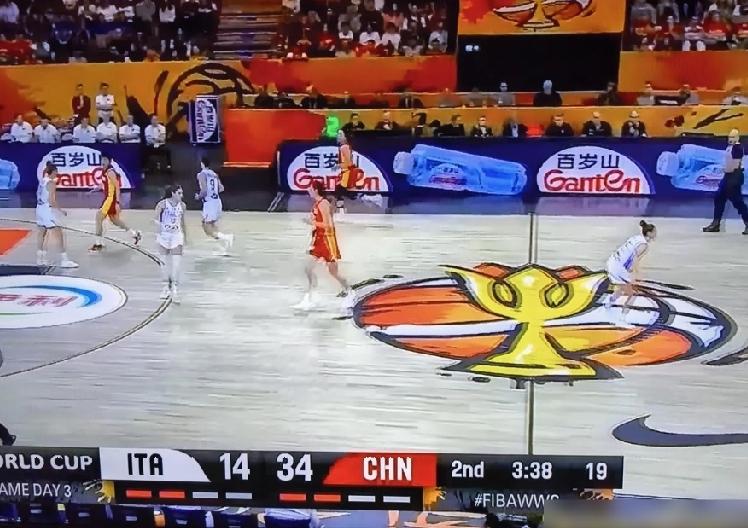 71比51，中国女篮赢了意大利，20分的分差，这比赛打完意大利那边估计都懵了。