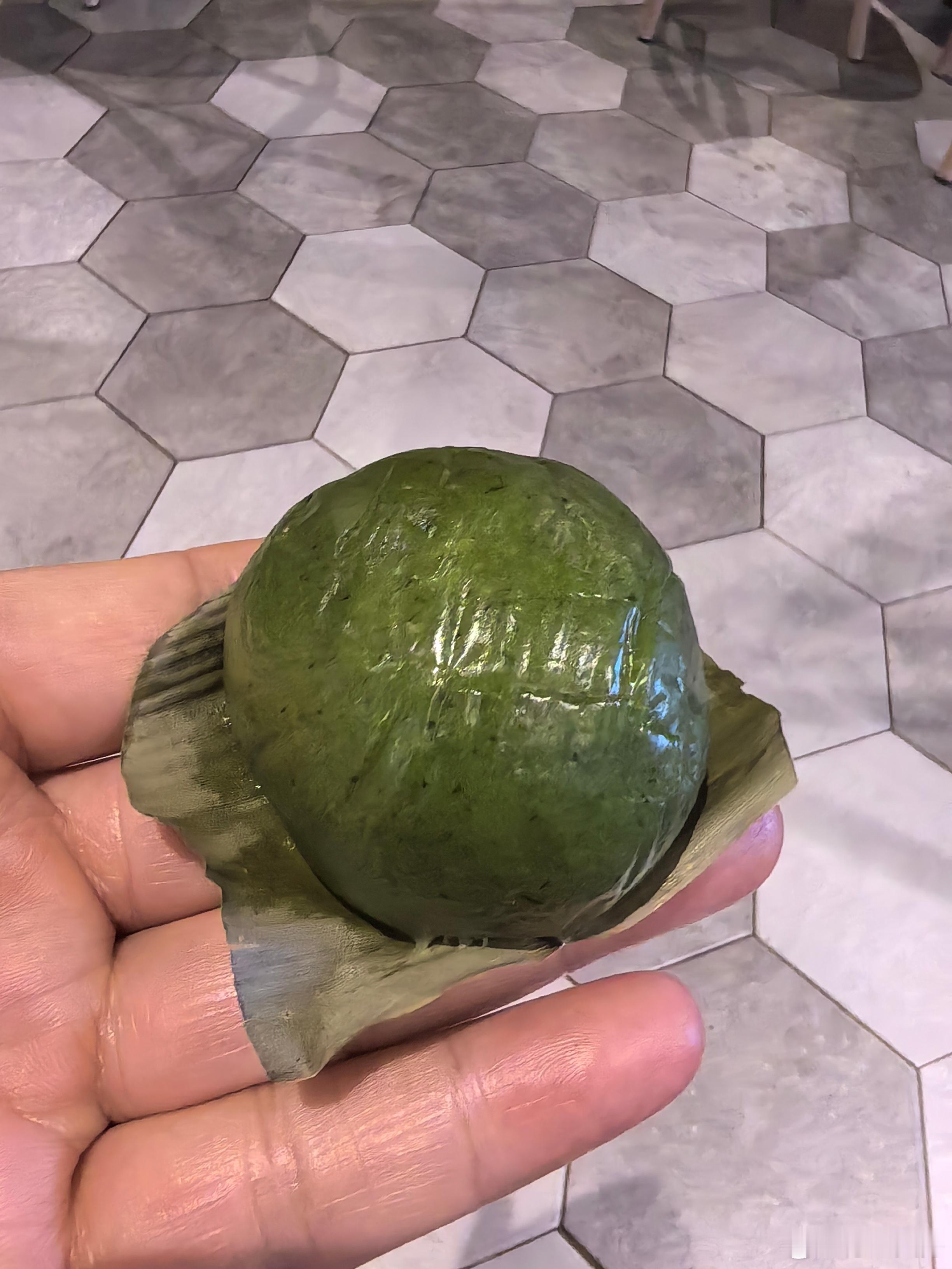 有人认识这是啥东东吗？这次去桂林，第一次吃这东西。经当地人介绍，这东西叫#青团#