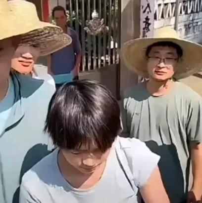 全红婵为何无人敢靠近?
大家不难发现，无论全红婵
走到哪里，在她身边总是站着那几