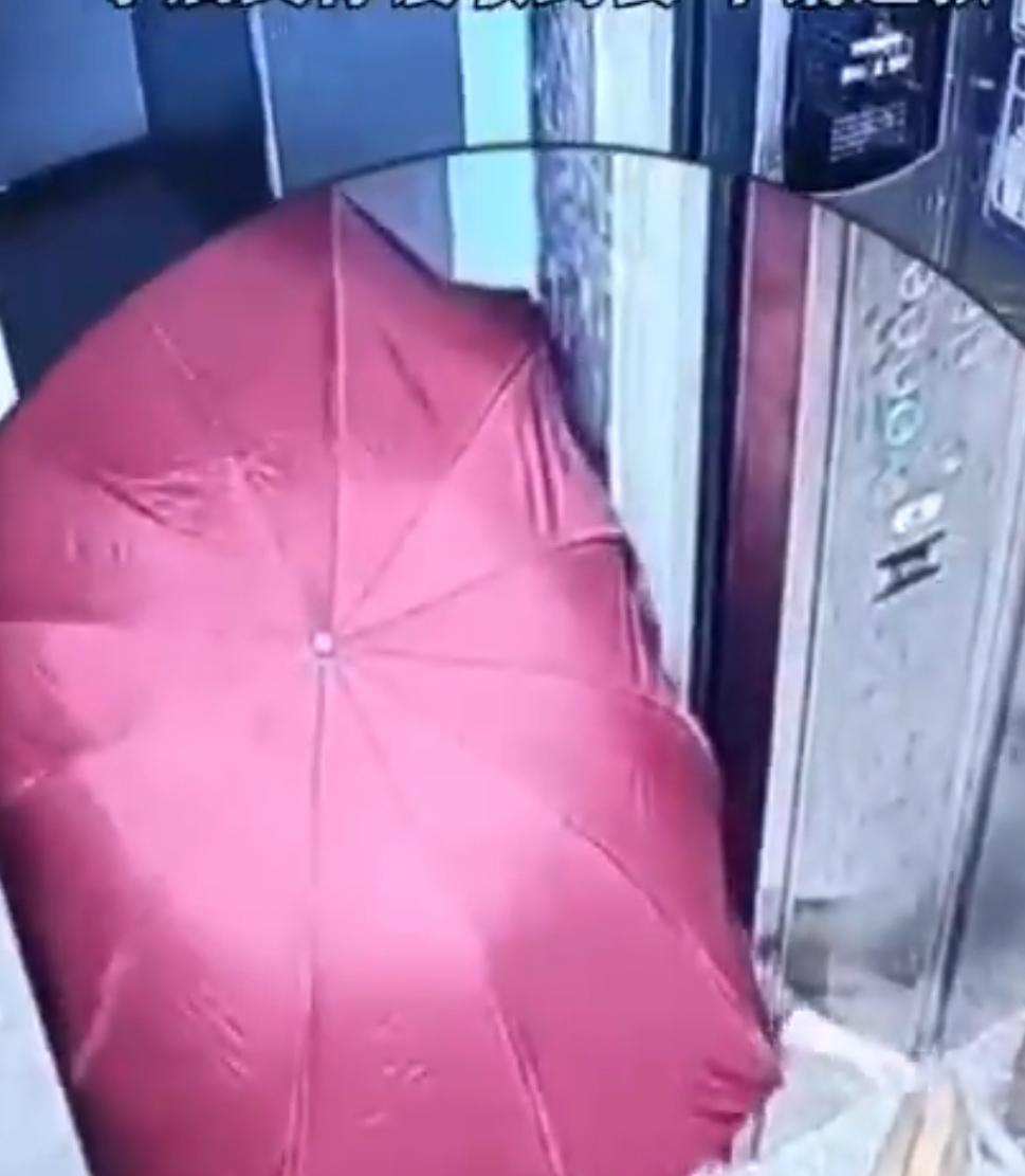 顾客让骑手把餐放电梯
随后用伞遮挡监控取餐
事后又称没收到餐，申请退款