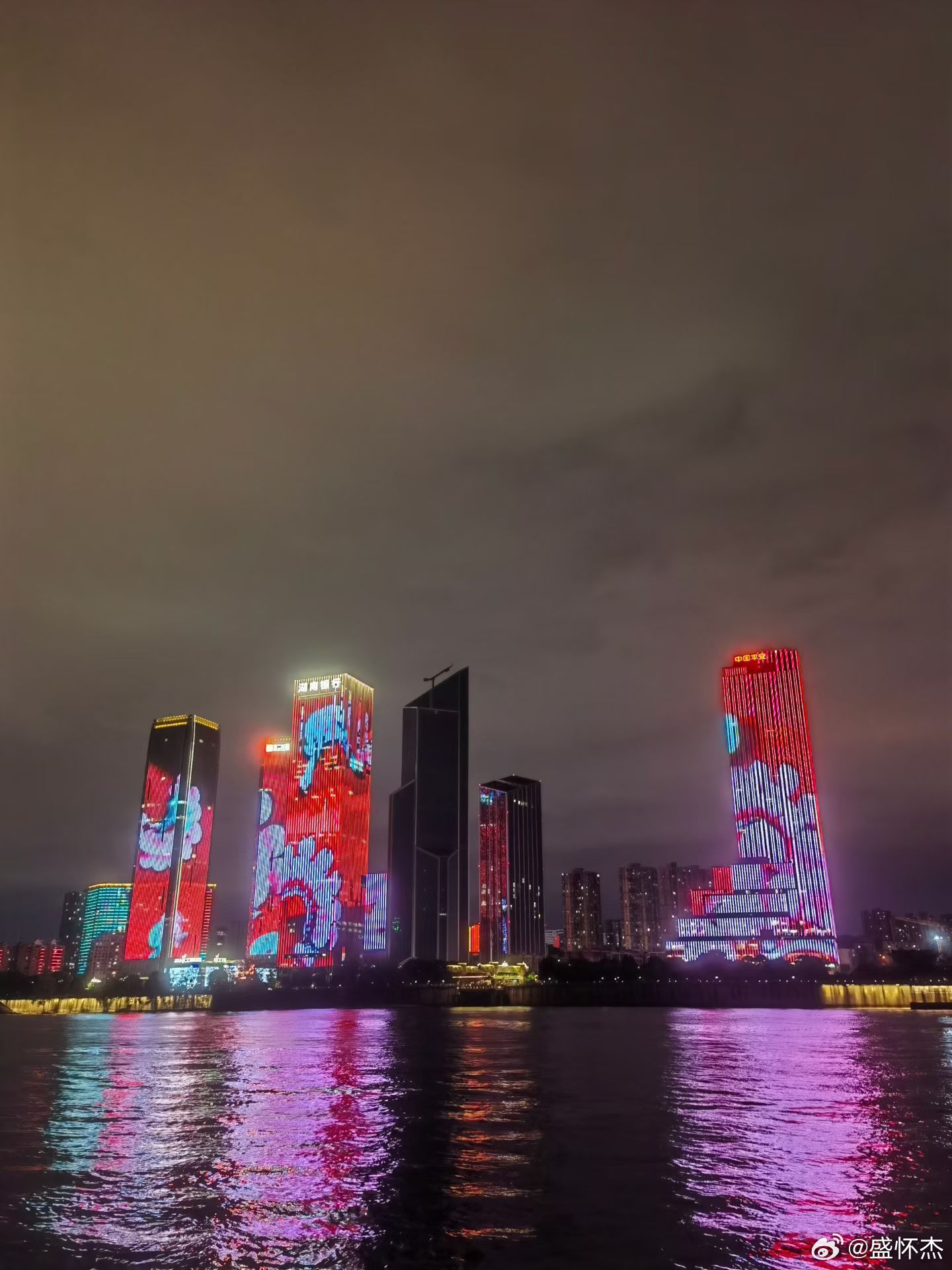 晚安晚安心语 世界上最大的监狱，就是人的内心。走不出自己的执念，到哪里都是囚徒；
