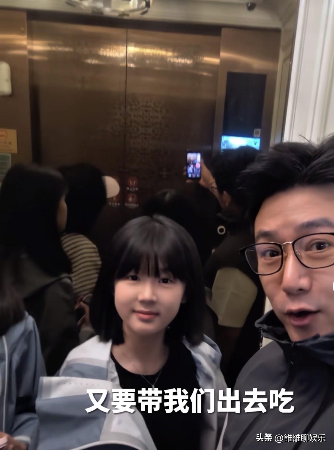 陆毅一家四口出去吃饭，大女儿贝儿说，要带爸妈去一家她去过的餐厅，她520的时候和