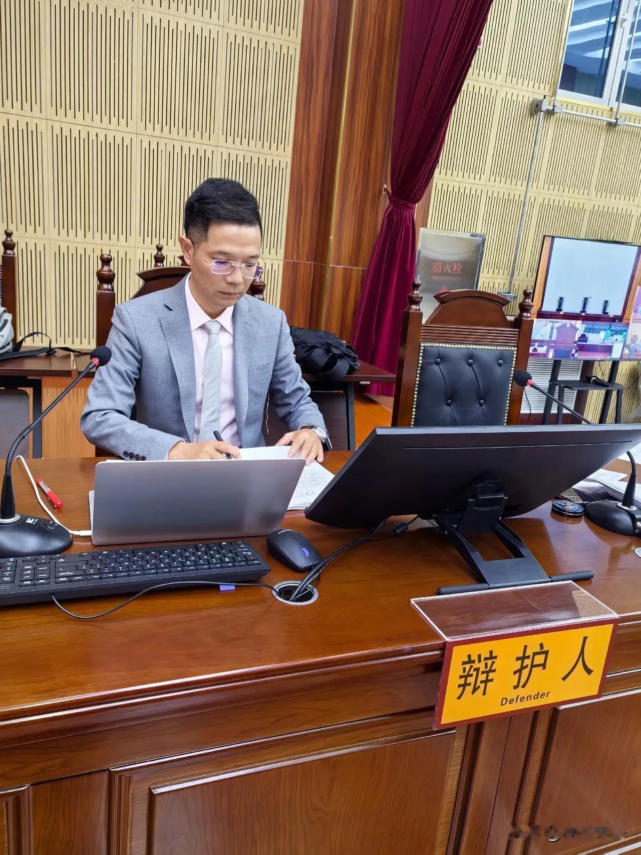 储教授连麦周绿，
贬低李圣老师引发争议！

诸教授连麦周绿，
夸周绿为刘学洲讨回