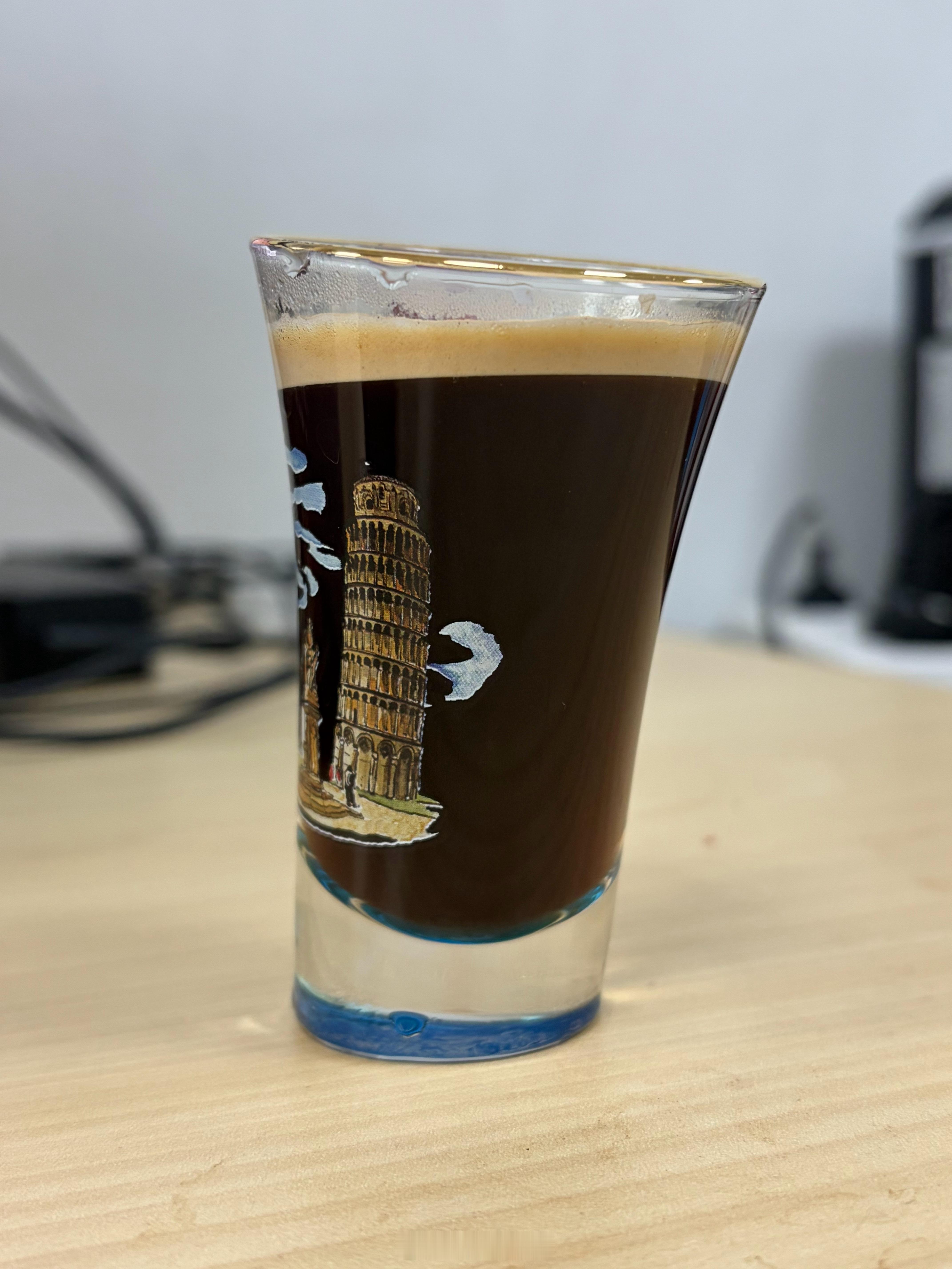 昨晚睡了不到四小时，实在太困了。  必须来杯浓缩接着开会。 ​​​