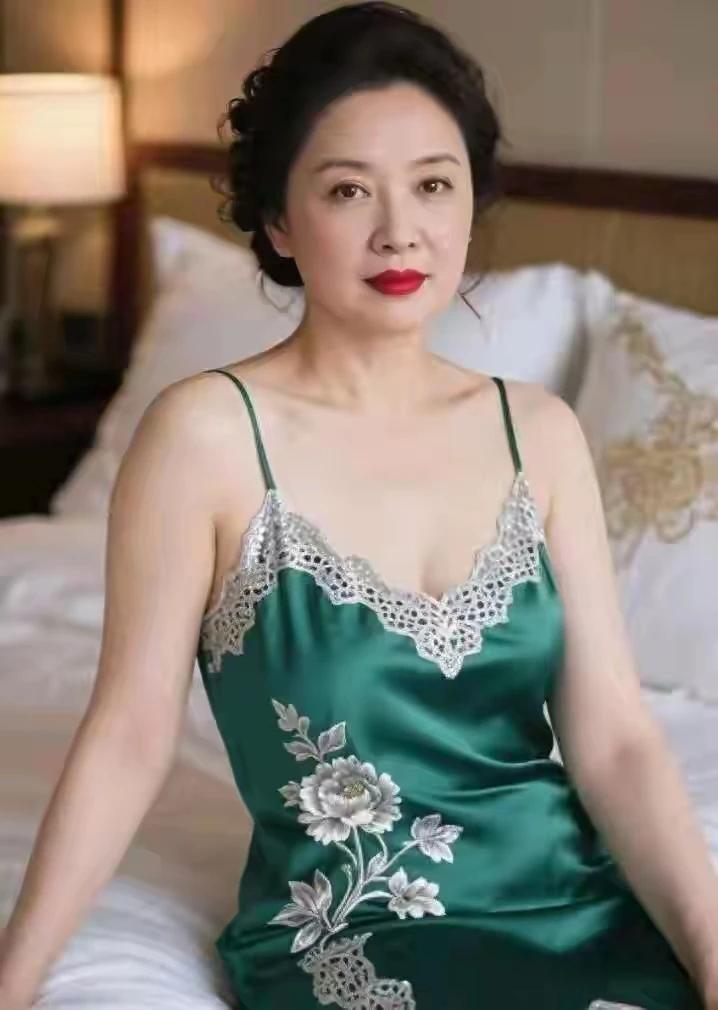 岁月匆匆，不败美人。
徐娘半老，风采依旧。