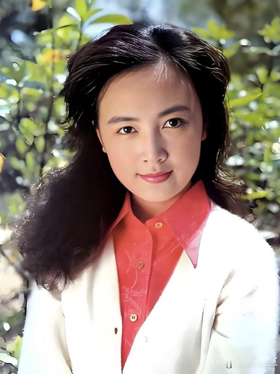 赵静，八十年代银幕女神，温婉端庄，眉眼如画，一颦一笑皆是东方古典之美。80年代影