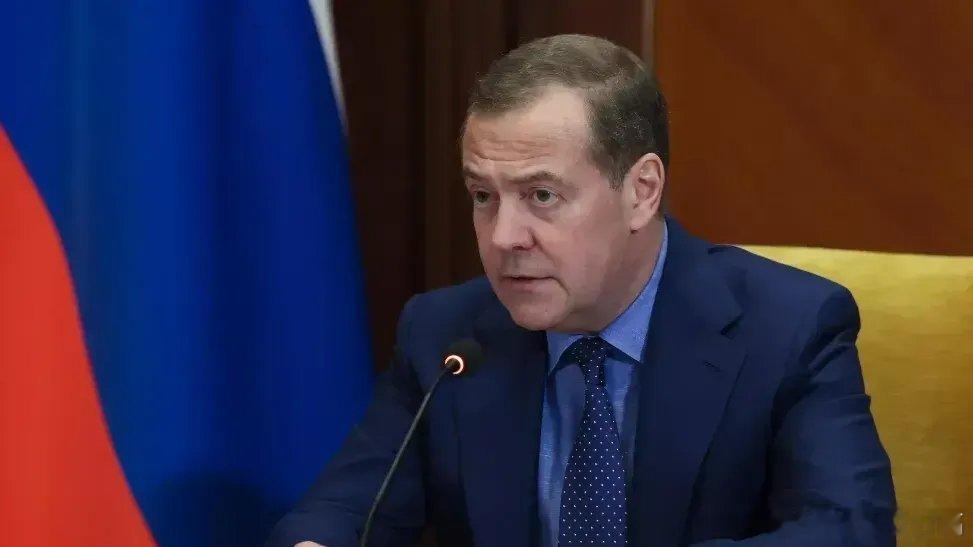 凤凰新闻【梅德韦杰夫谈马杜罗被逮捕：还是得有核武器啊】当地时间1月3日凌晨，美国