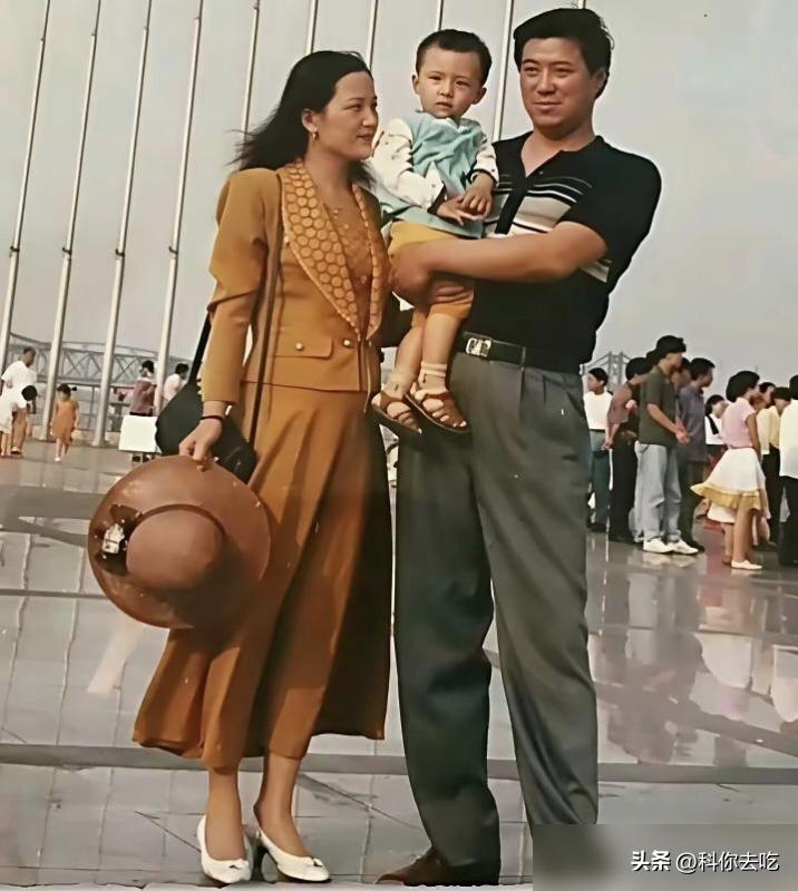 都说黄景瑜是丹东打工仔，靠脸逆袭，这故事听听就算了。谁见过打工仔能把严屹宽从《破