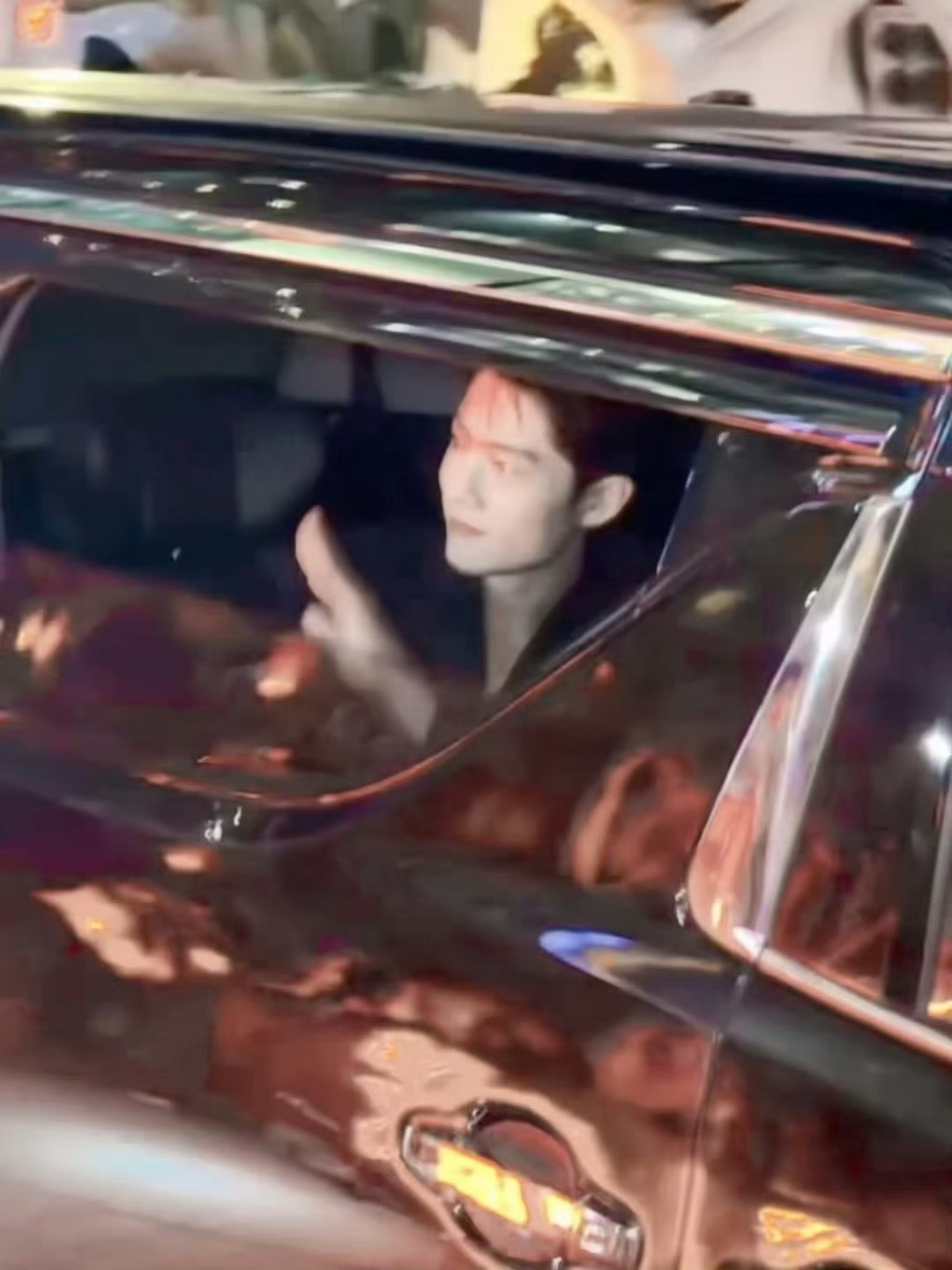 先左边，再右边都能看到哥哥心软软的moment