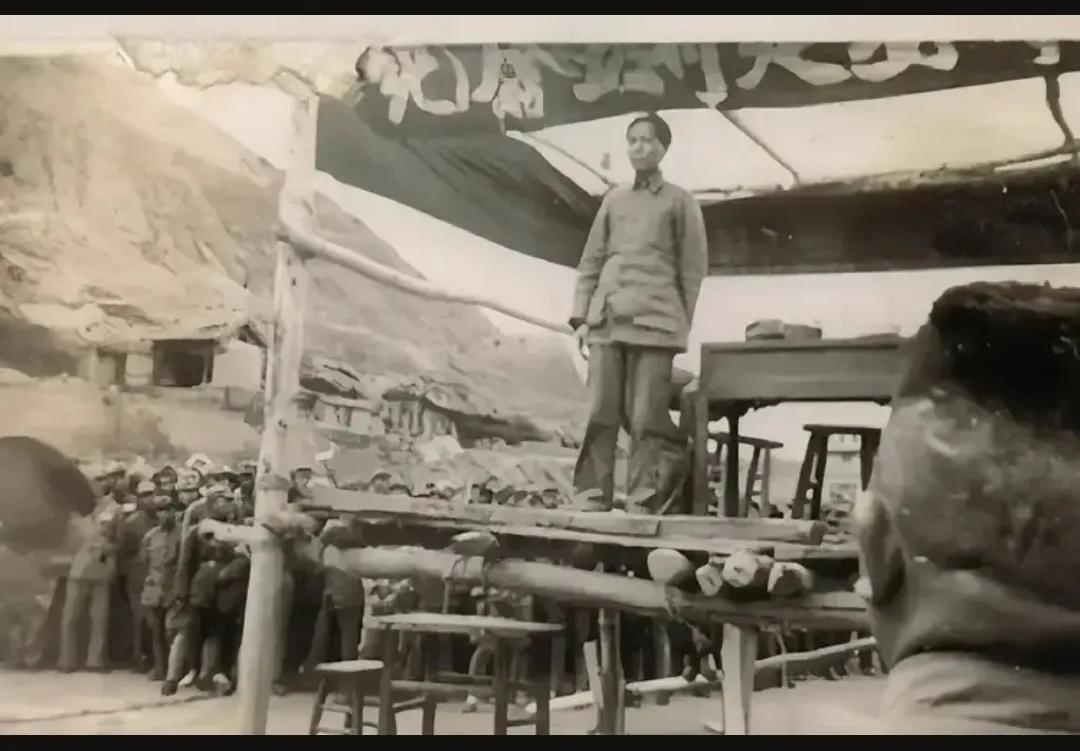40年代，陕北延安，毛主席一张罕见的留影，镜头中的他，穿着粗布军装，看起来非常朴