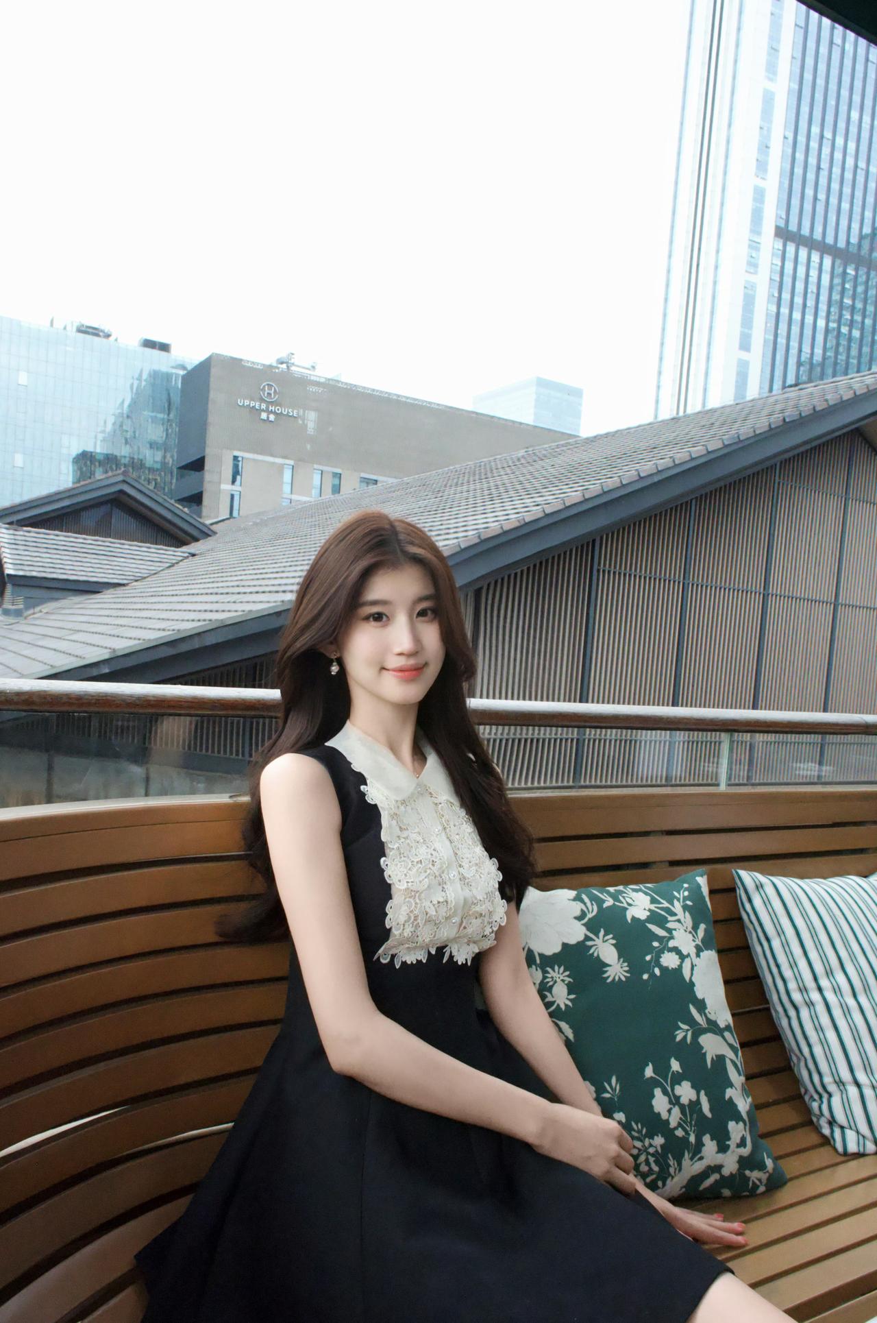 黑白蕾丝裙带着温柔的复古感，微风轻拂，慢下来享受属于自己松弛时刻，连空气都变得慵