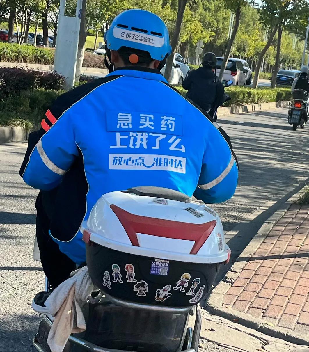 现在干外卖的是真不容易，今天早晨起的比较早，路上外卖员早就已经开始工作了。有意思