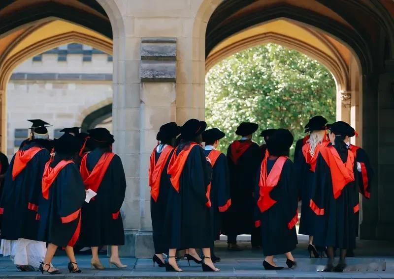 博士扩招成了当下热门话题。从数据看，2023 年招收博士生 15.33 万人，比