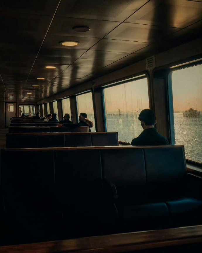 台上讲的是规矩，台下走的是关系，        嘴里喊的是正义，心里盘算是利益。