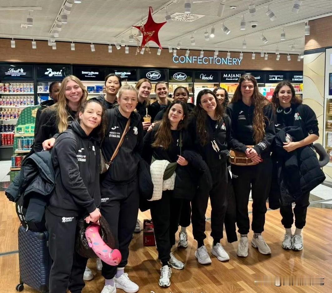 朱婷向欧冠再次发起冲击[加油]
看，朱婷带着好心情，同“黑豹”队友们再向新目标出