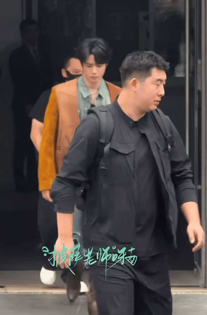刘耀文今日上班 牛仔潮男来了 ​​​