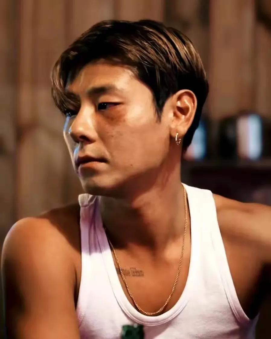 因为蒋奇明去看《边水》
结果发现不过如此
戏份上他是个配角
演得太用力了
为了证