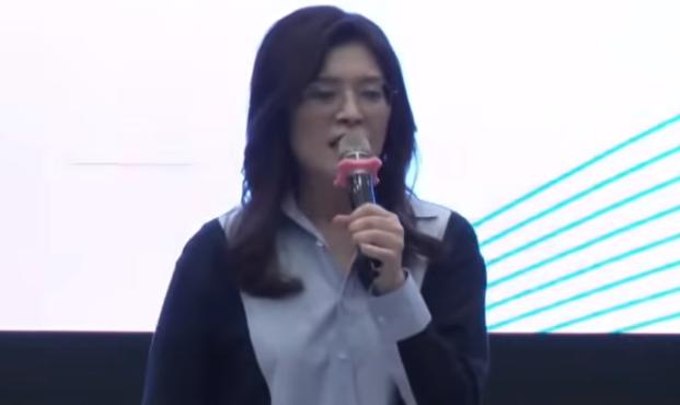 今天，国民党主席郑丽文与台东县长饶庆铃同框宣传另个台东特产夏雪芒果，郑丽文吃完芒
