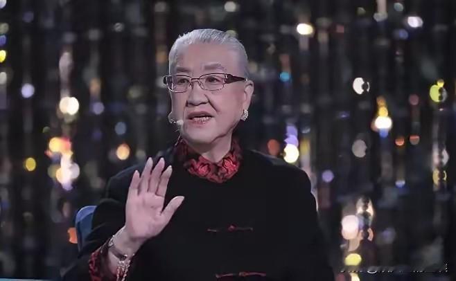 这开头可不是一般的故事，这是一场时代背景下的个人宣战。耿莹，原国防部长耿飚的长女
