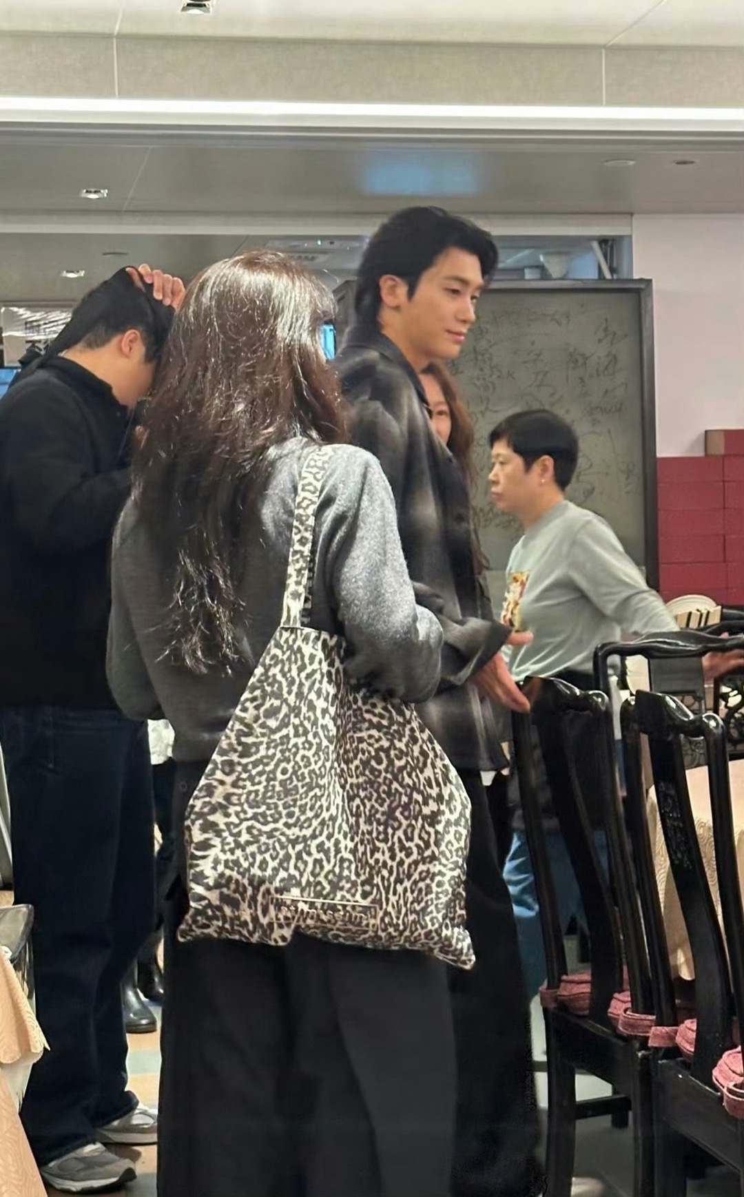 香港偶遇朴炯植任时完不是，老铁，这么幸福的吗？cp粉可算是又过年了，总有吃不完的