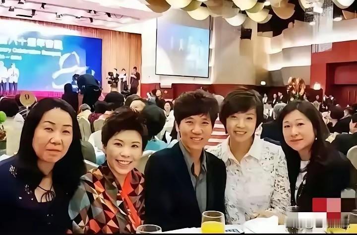 曾在赛场上诧叱风云，如今英气和豪气仍在。
当年国乒队的巾帼健将们，难得再相聚，有