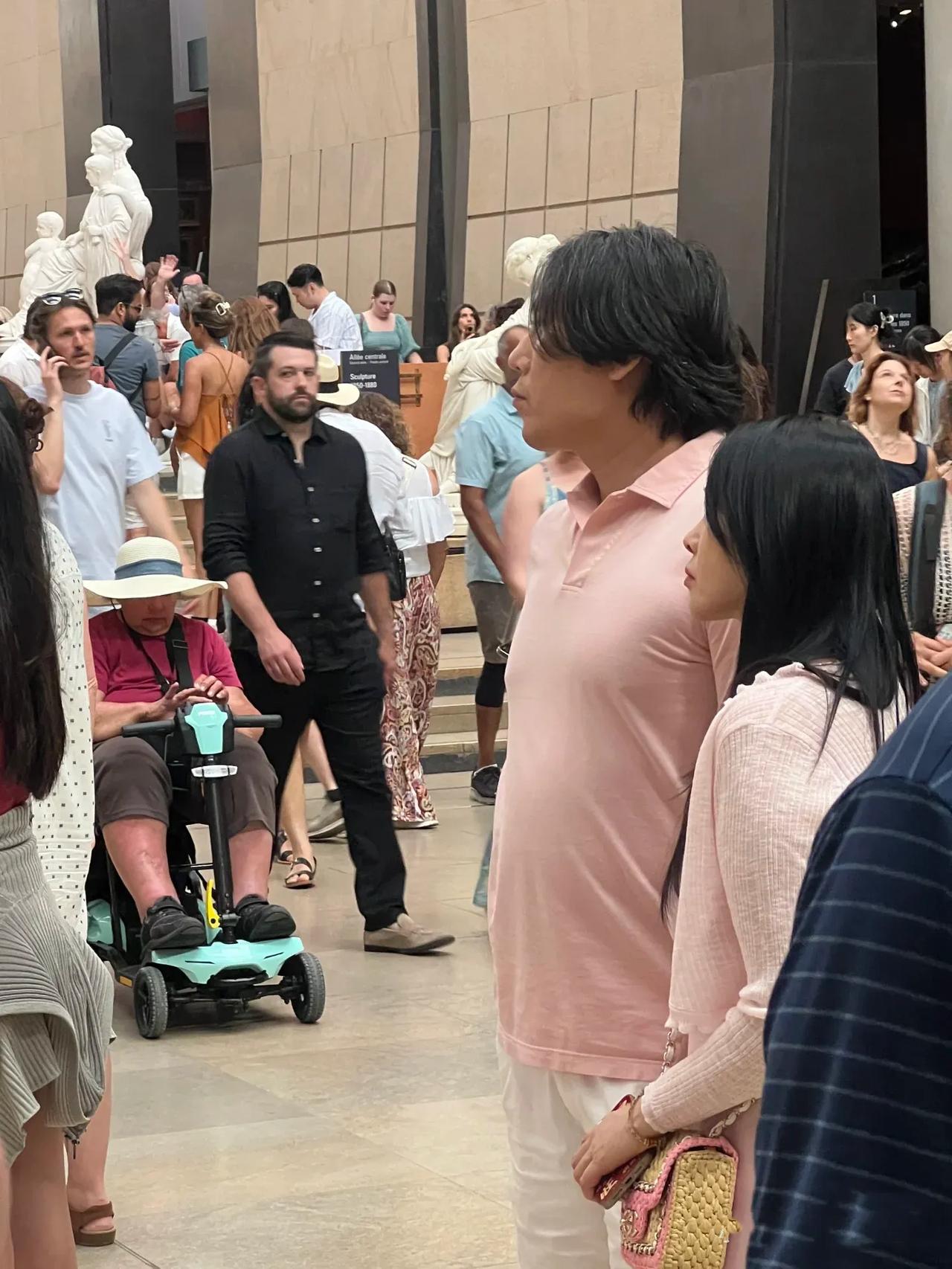 失去了美颜，谁能认出他们两个是谁？
话说，光看这个侧影，谁能认出他们两个是大明星