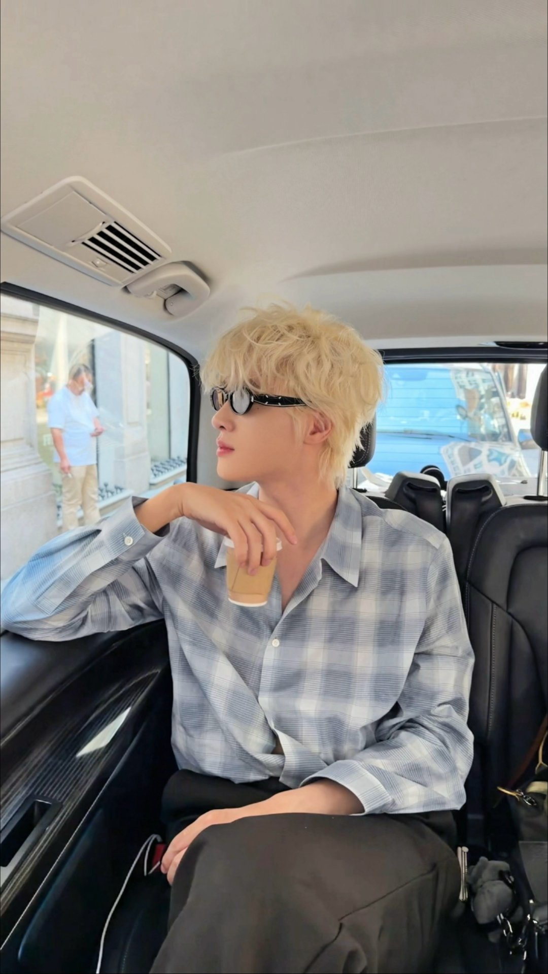 这腿这腰这身段🥵每次去外面扣子都要开到肚脐眼了！ 