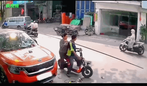 两口子不知谁想的这个法，长长的扛在肩上，后面的一头还不落地。
不过，落地不落地这