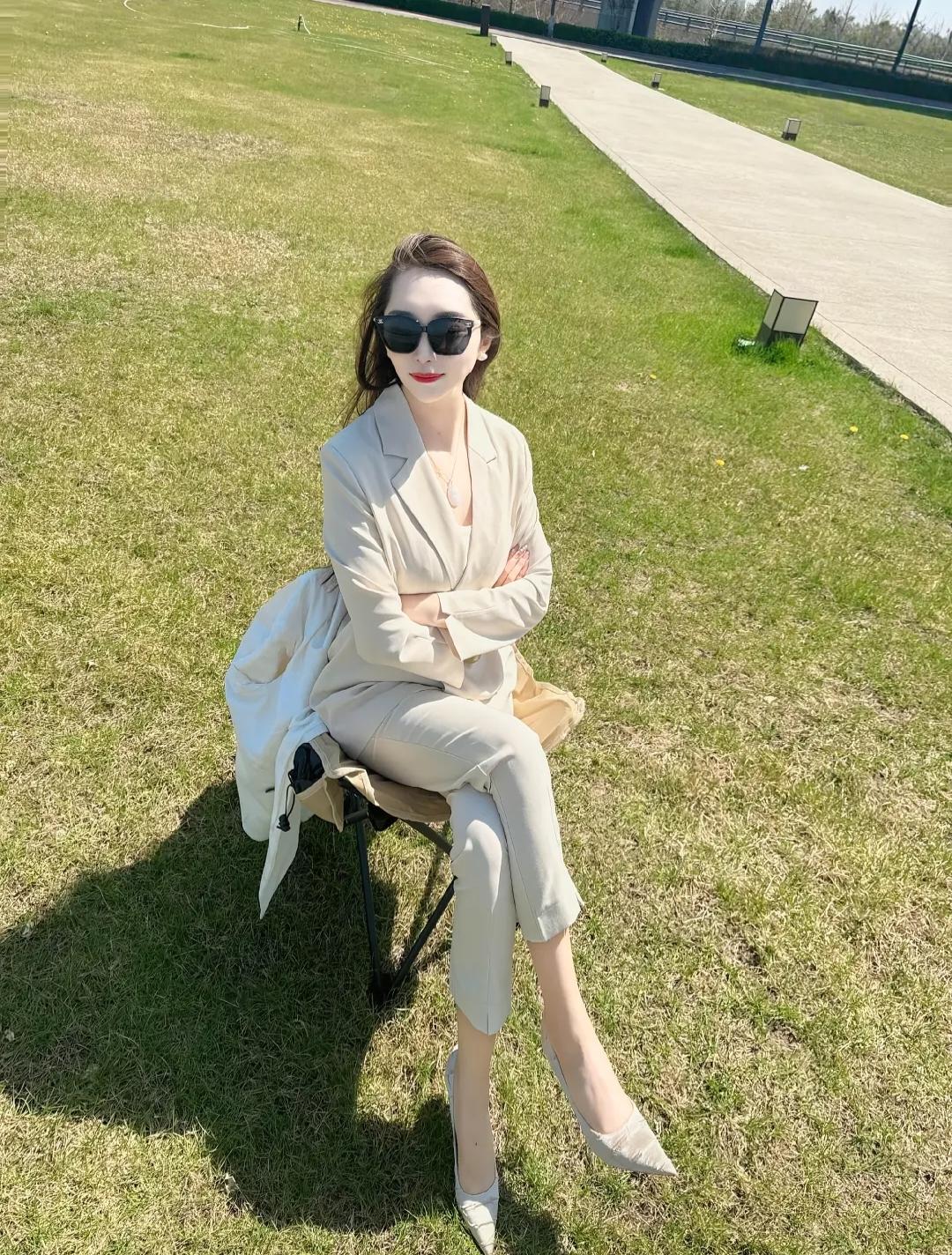 这位女士在公园里晒太阳呢。