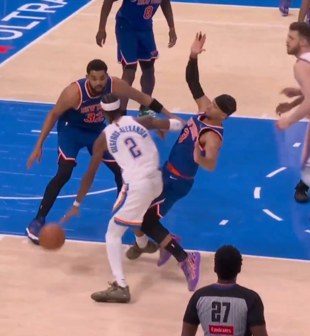 辅助手推人这个事儿吧亚历山大被吹犯规的次数也不少但是现在球迷最疑惑的一个事儿可能