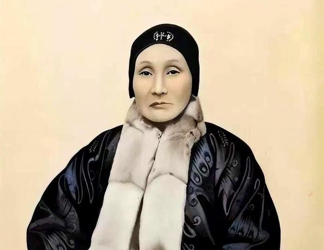 蒋介石他爹，外号叫“埠头黄鳝”。什么意思？就是又滑又精，抓不住。他爹蒋肇聪，二十