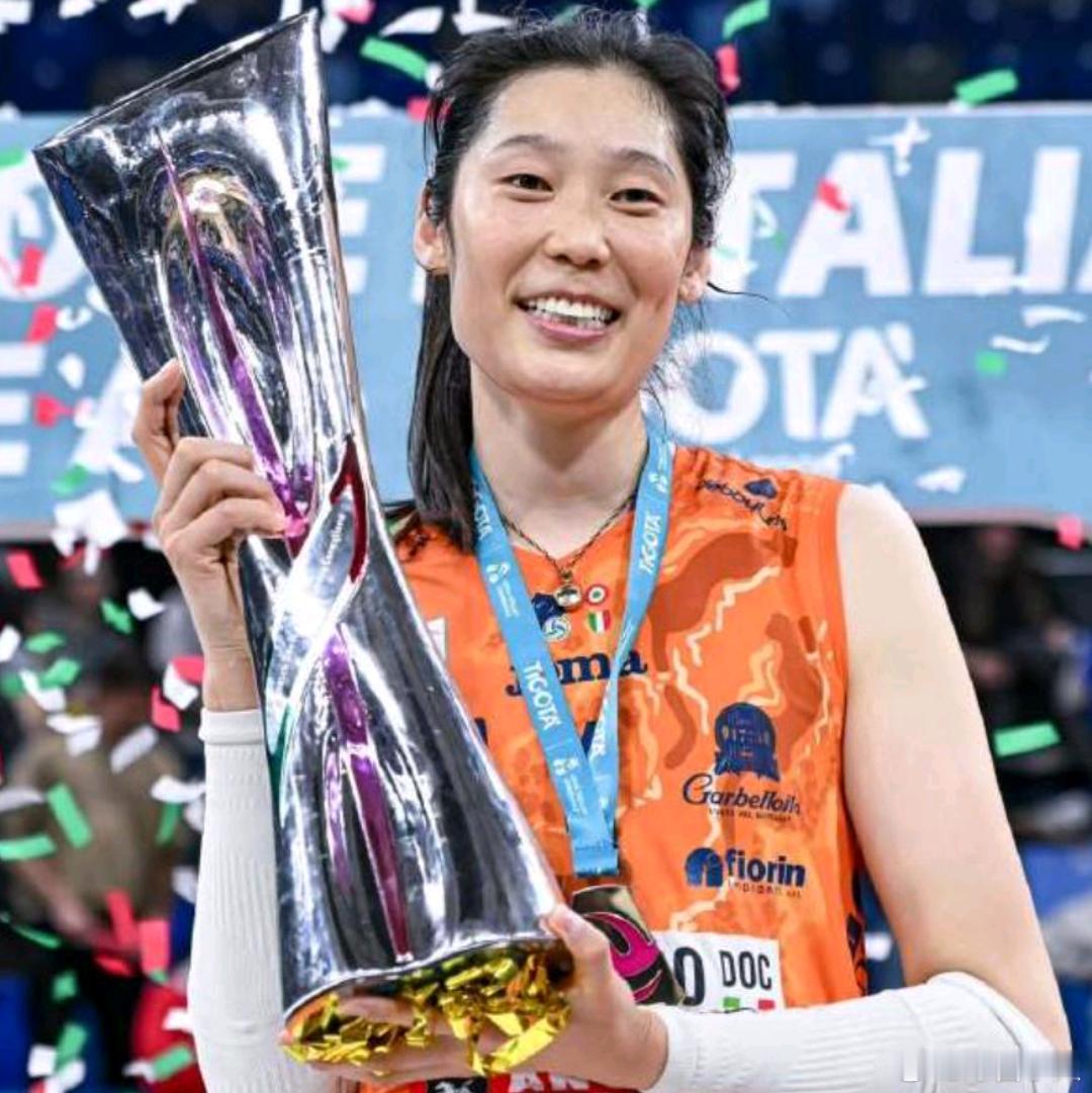 朱婷夺生涯26冠 31岁朱婷夺生涯第26冠 助队卫冕意甲女排联赛冠军 加盟2年豪