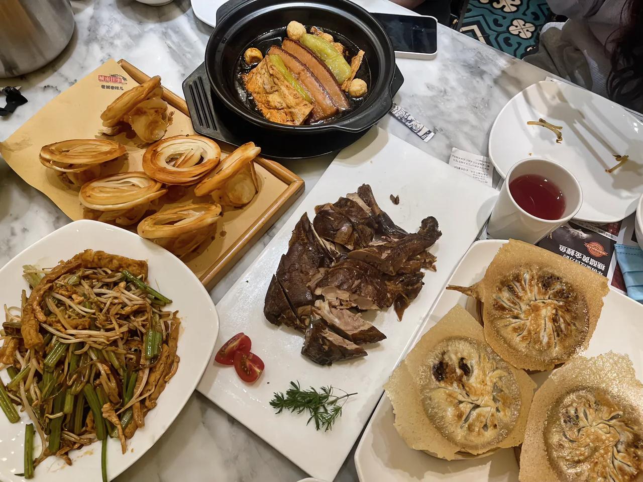 前几天去了趟济南玩，吃了两家鲁菜馆子，金春禧，城南往事。

我是邯郸南部，紧挨着