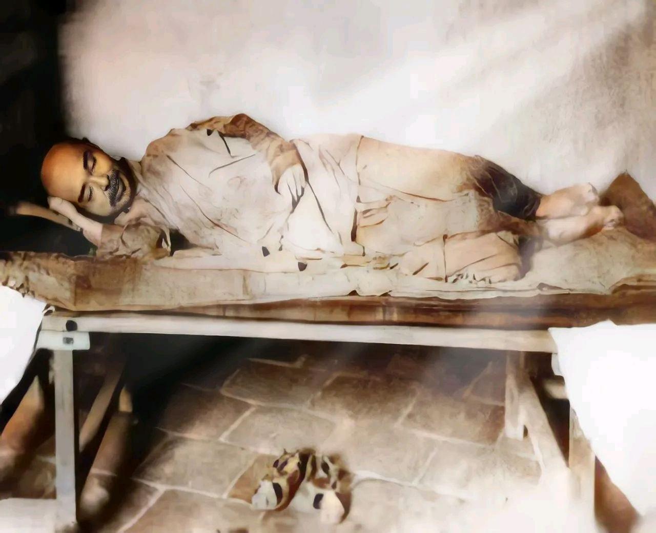 1942年，弘一法师火化时怪声频发，弟子惊恐，赶忙拉出骨灰床，谁料，竟然捡出了1