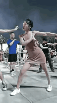 1 这回信了，跳广场舞真的可以减肥！
2 大哥就不怕会卡在里面出不来吗？
3 学