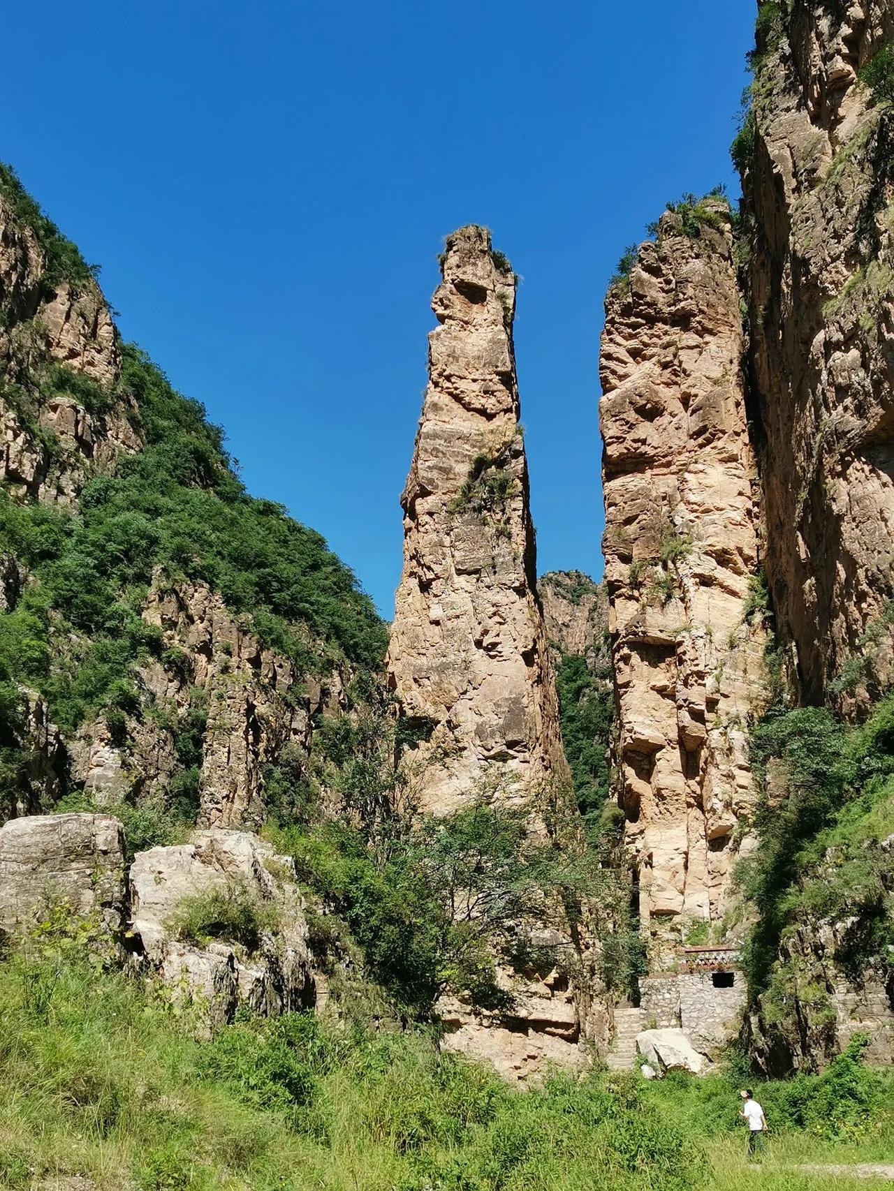 河北省的蔚县，在大山里，有一个景点叫做飞狐峪一炷香，当前您看到的就是我用手机拍到
