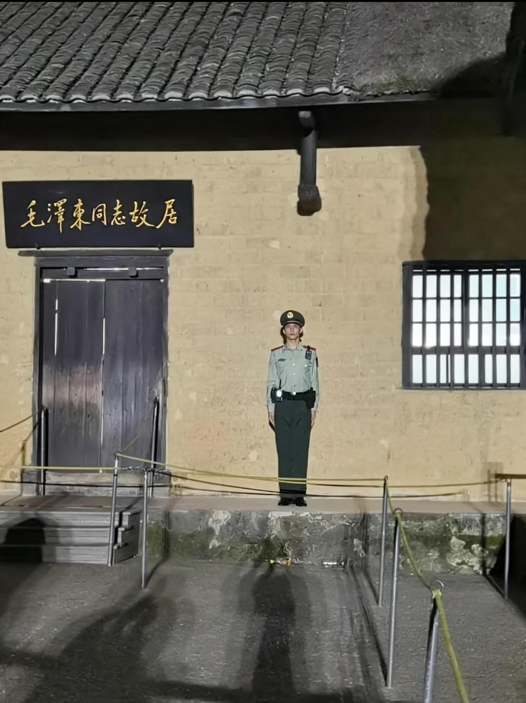 看到图1那个木梯了吗？1925年2月，教员回到韶山开展农民运动。就在这间卧室的阁