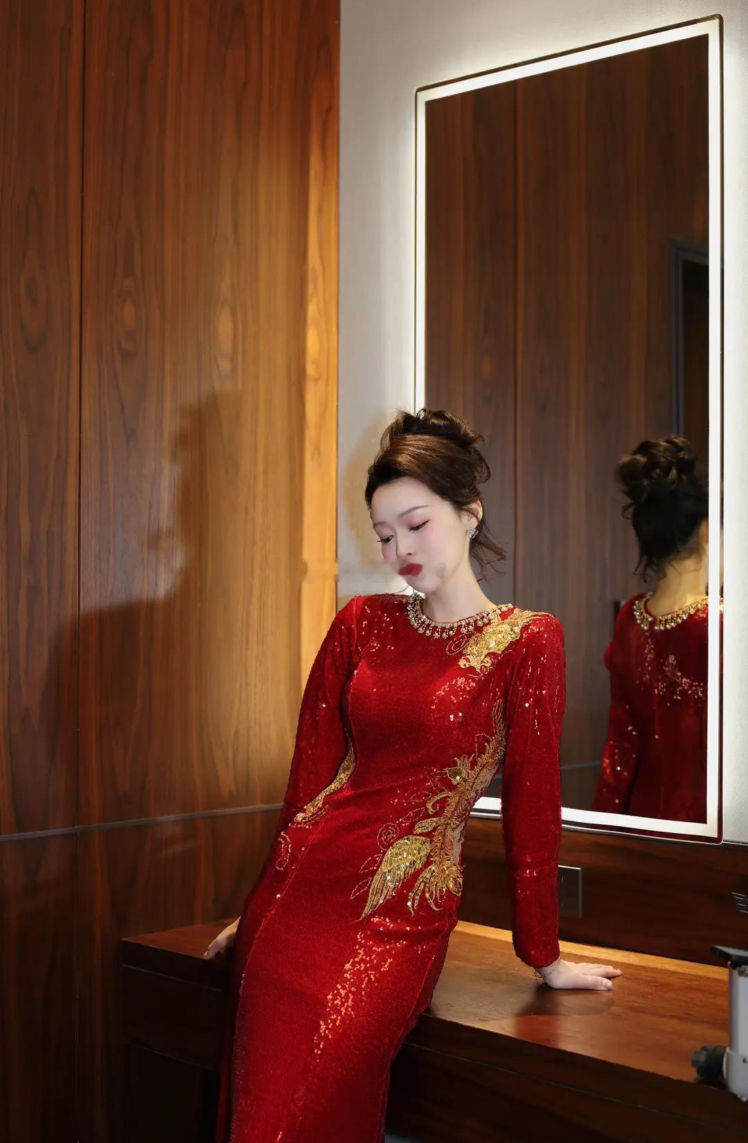 明星近期穿搭造型盘点：主持人王诗漪年会穿搭，一身红色礼服优雅动人歌手乔汐穿着紫色