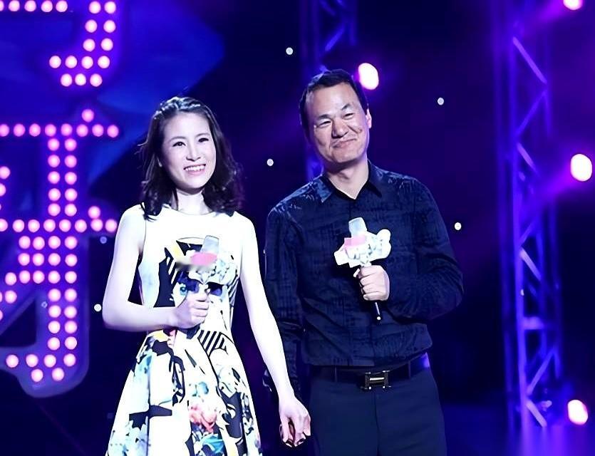 “我等了你八年！从毛头小子等到快四十！”
男人在医院走廊里吼，脖子上青筋都爆起来