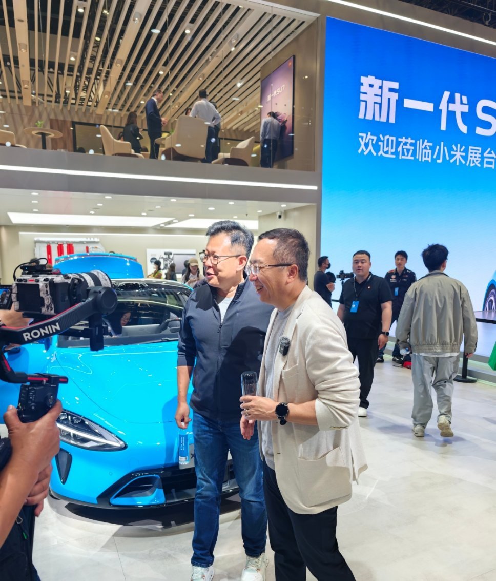 好家伙，原来赵明也去参观小米汽车展区了....古今多少事，都付笑谈中啊 