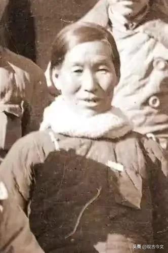 戎冠秀，河北平山人，1938年入党。历任村妇救会长、伤病员转运站站长，发动乡亲筹