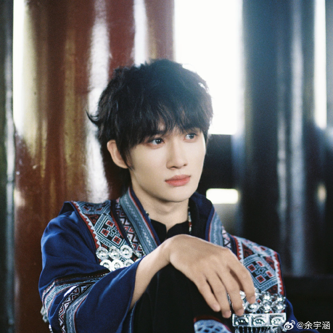 余宇涵苗疆少年造型 余宇涵苗疆少年造型有  第一个想出让尝试民族妆造的人简直是天