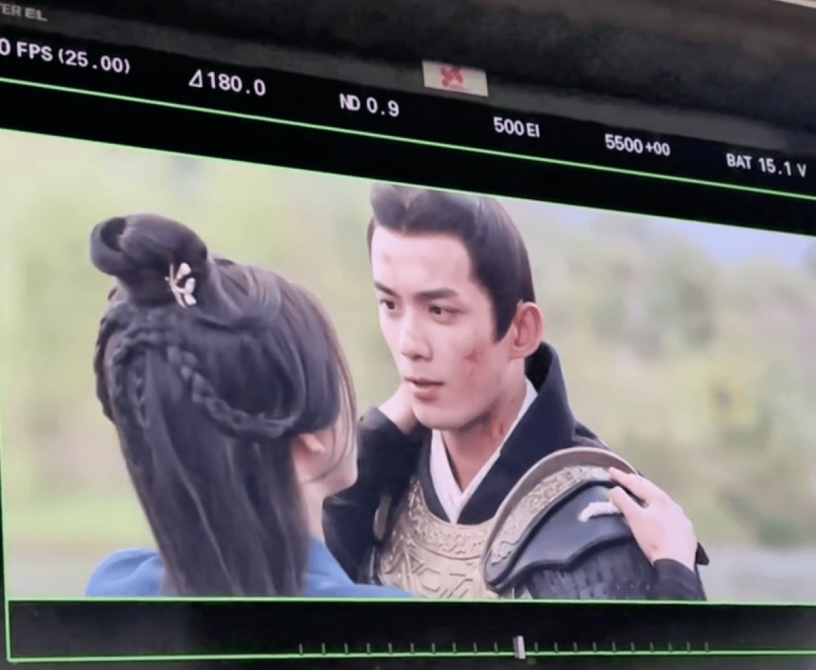 后来我们没有发现无泪在任何一部戏里露出这么多的大白牙
