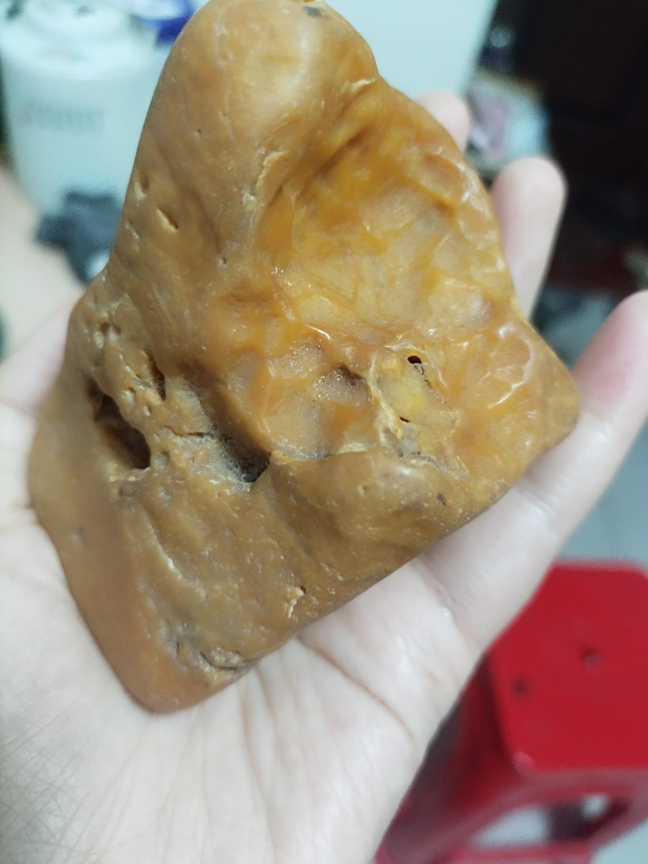 路上捡到一块石头，但是觉得它不一般，不知道为什么就是说不上来，就是感觉它跟其他普