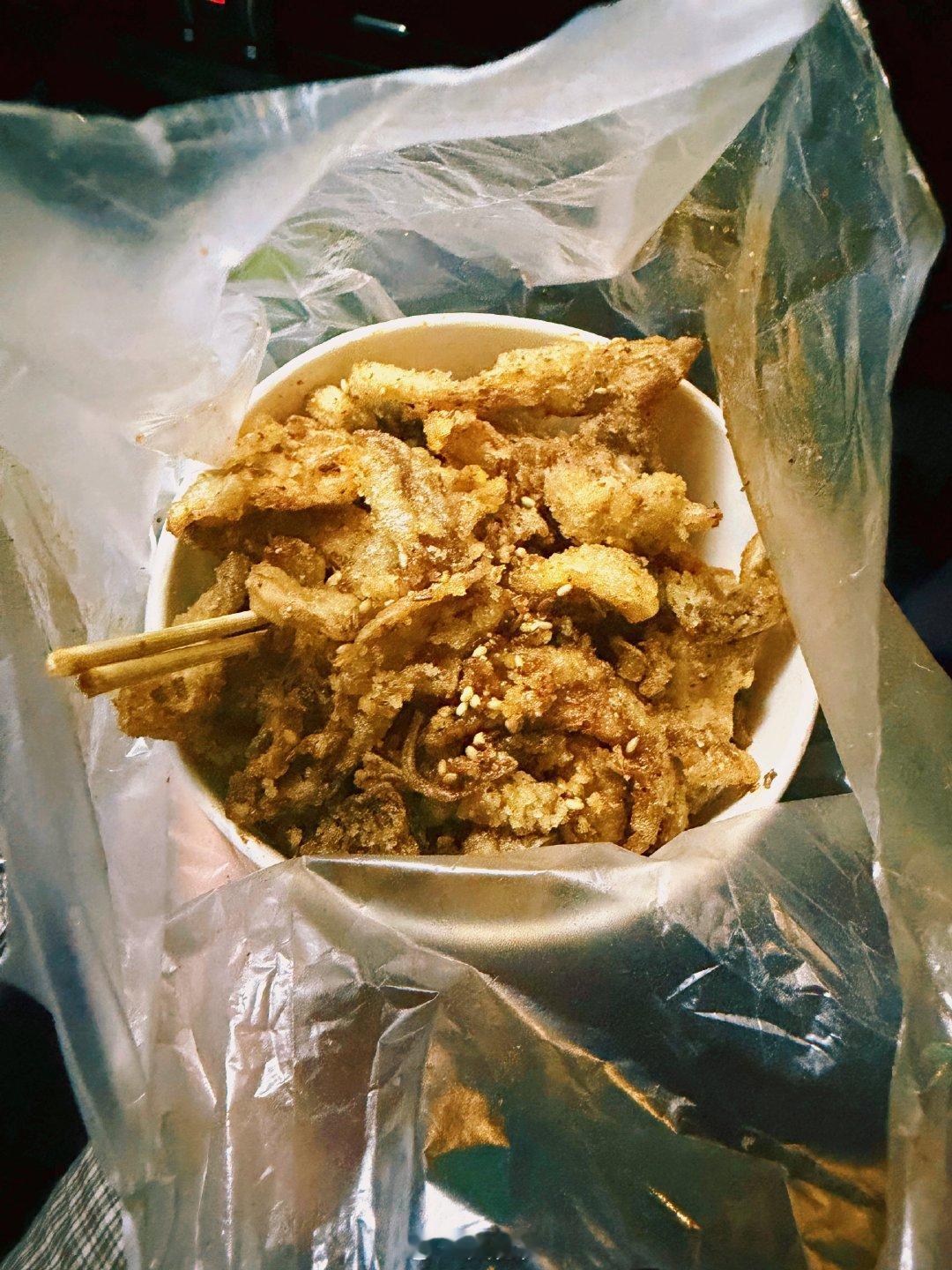 昨天下了飞机 第一时间就来回龙观的路边摊找大姐了买了份炸蘑菇🍄🟫  好吃 c