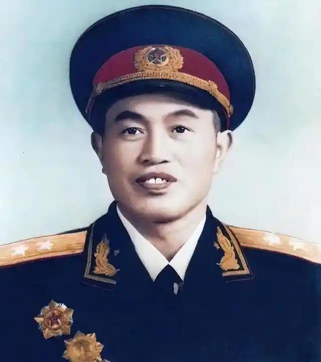 皮国宏，是开国中将皮定均的长子，按理来说，他的人生应该一路畅通。然而，1976年