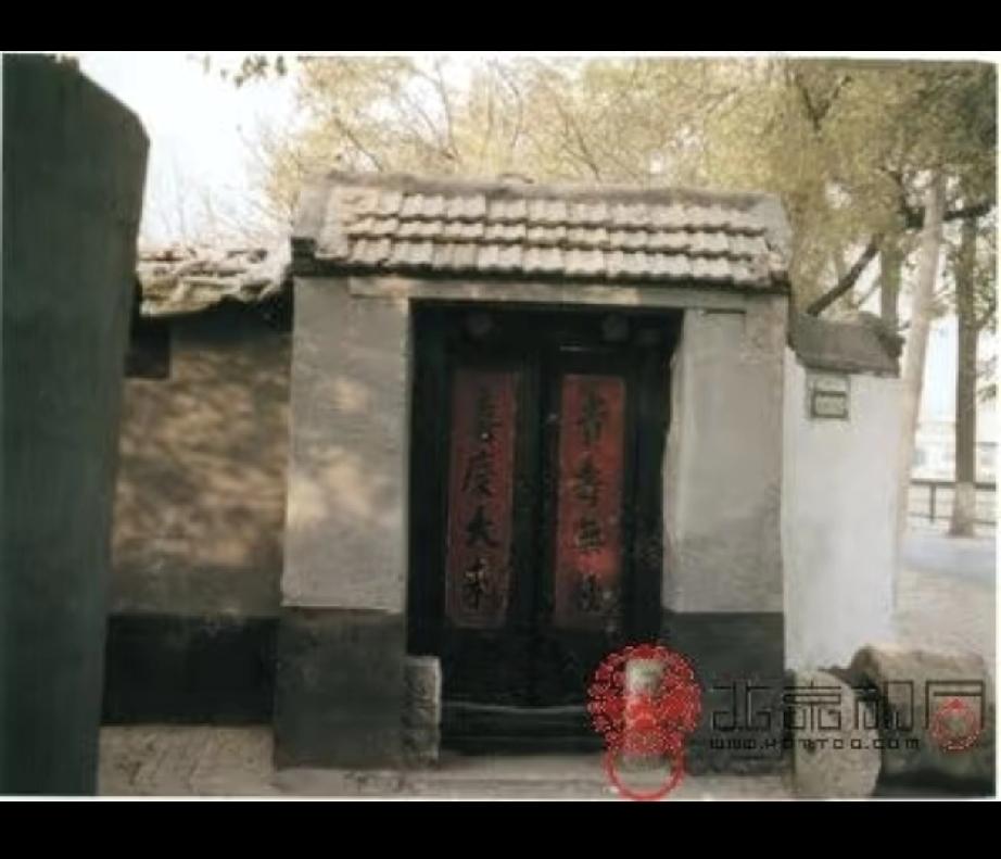 很像语文书上的插图，门前应该有几个小孩在玩耍，门前角落还有未化的积雪。可惜现在都